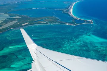 Pllane wing detail flying over cancun, mexico