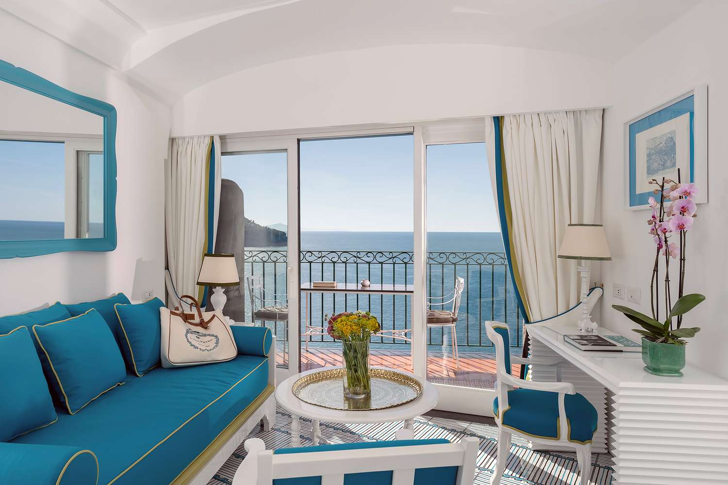 Suite with view of outdoor balcony at Il San Pietro di Positano