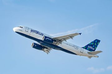 JetBlue Airways Airbus A320-232 takes off from Los Angeles international Airport