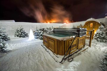 Outdoor hot tub and sauna at Hotel del Glace in Quebec